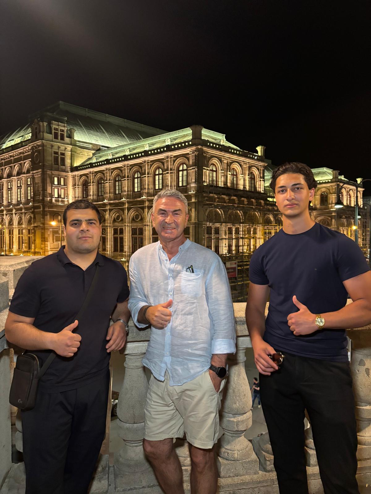 ZENTRO mit spanischem Kunden vor der Wiener Oper